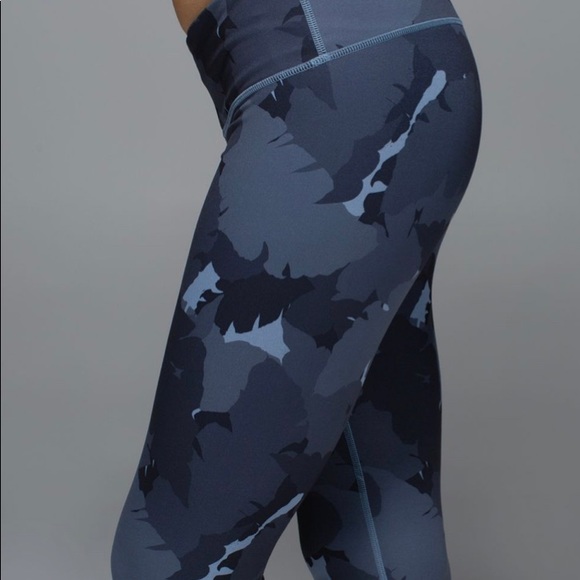 Lululemon Wunder Under Crop II Palm Party, Sz 6 - Picture 11 of 11